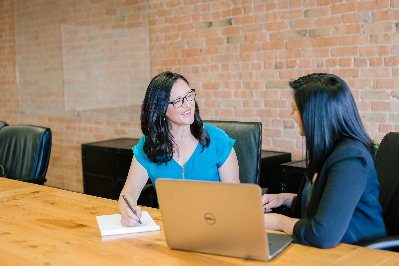 Professional mentor discussing career development with a learner